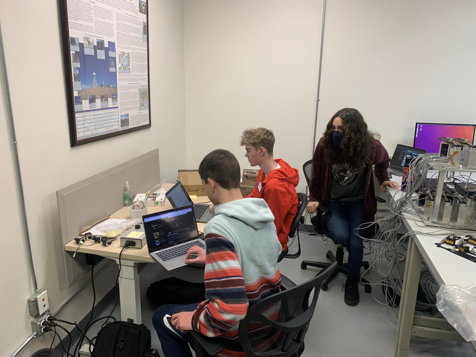 Caltech Planet Finder Academy students at TMT lab