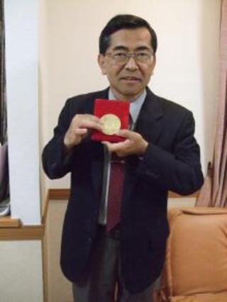 Masanori iye with the 2010 toray prize medal